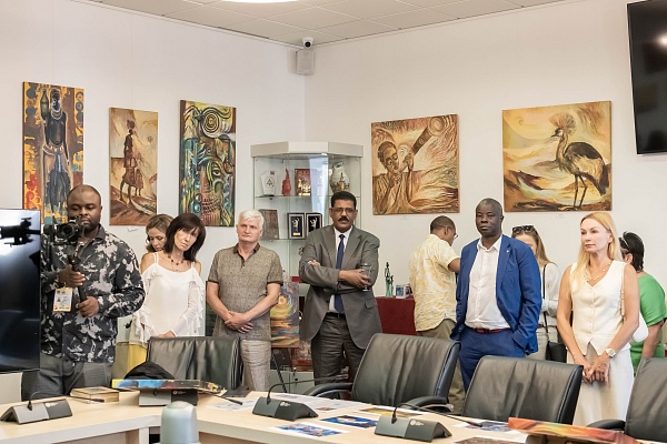 От Уганды до России – художественный мост через континенты