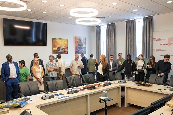 От Уганды до России – художественный мост через континенты