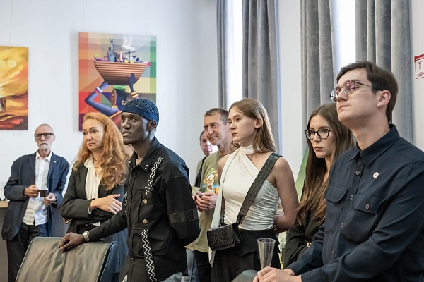 От Уганды до России – художественный мост через континенты